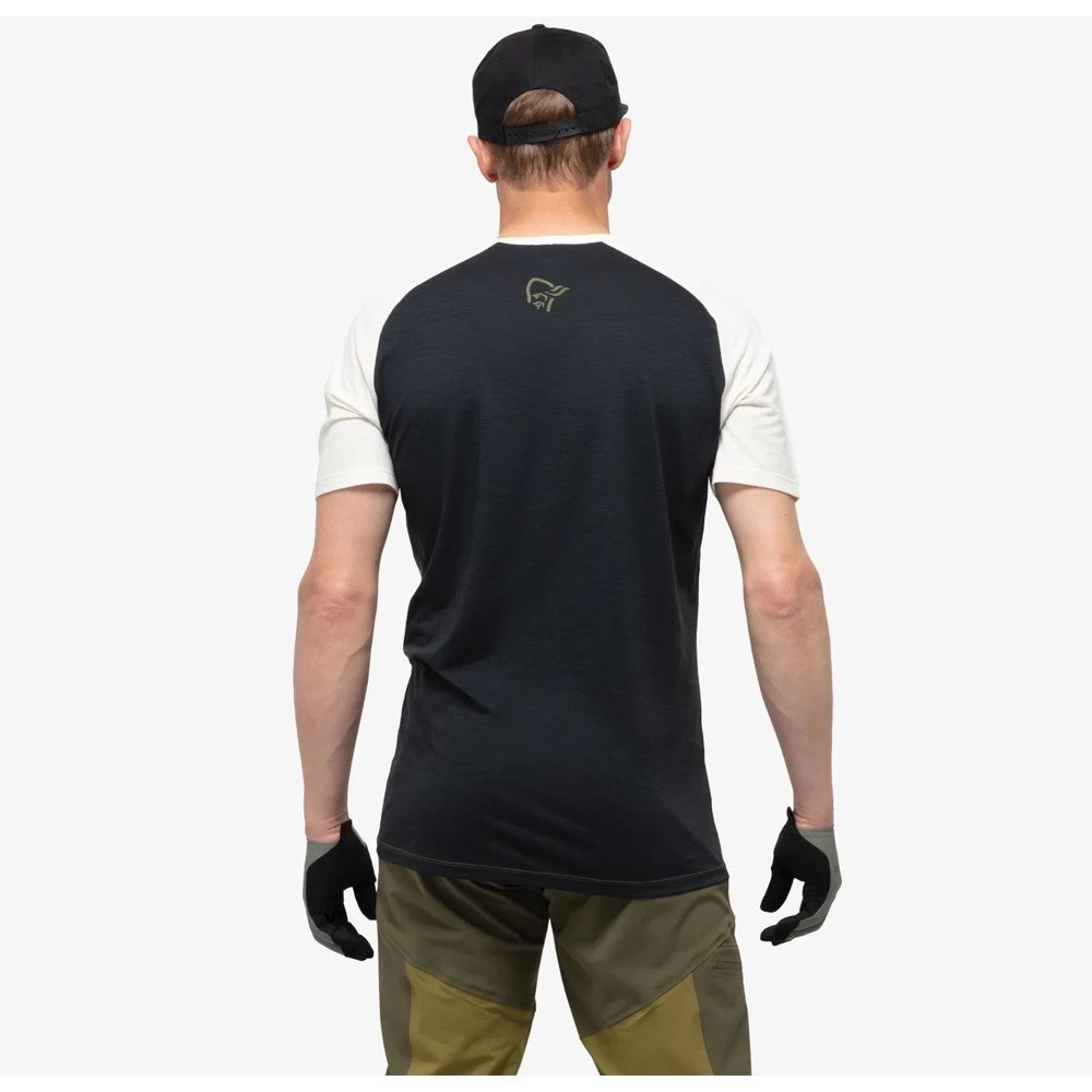 Maillot VTT Norrona Fjørå Wool T-Shirt M's Olive Drab Caviar 4 Maillot VTT Norrona Fjørå Wool T-Shirt M's Olive Drab Caviar – Image 4